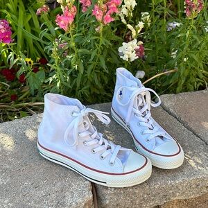 Converse high tops women’s size 6.  Men’s size 4.